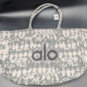 Brand new with tags Alo yoga tote